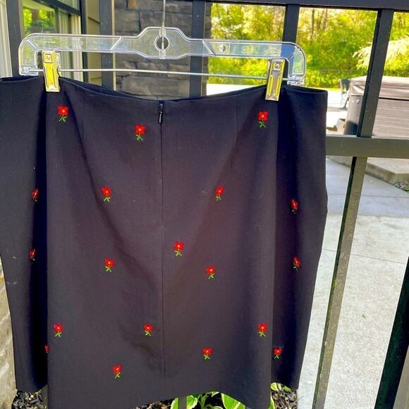 EP PRO golf skort in black with small red flower print - Picture 4 of 4